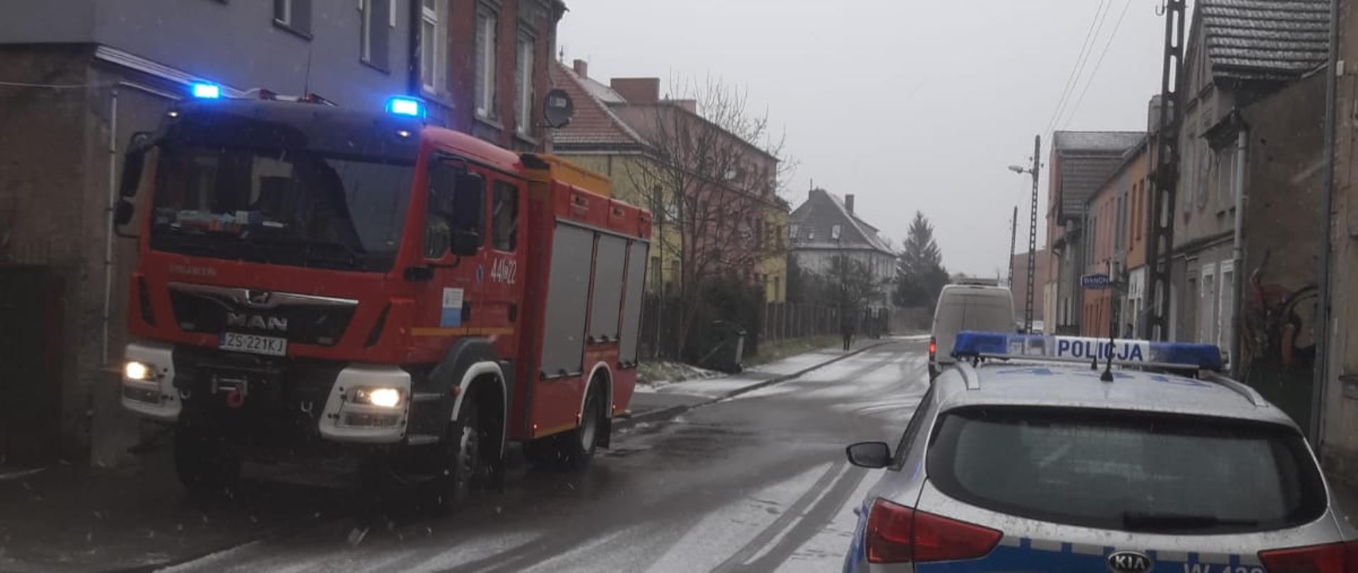 widoczny 441-22 i radiowóz