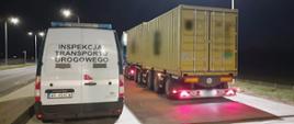 Miejsce kontroli nienormatywnego zestawu z przewożonymi kontenerami. „Stonogę” zatrzymał patrol mazowieckiej Inspekcji Transportu Drogowego na ekspresowej „siódemce” pod Glinojeckiem.