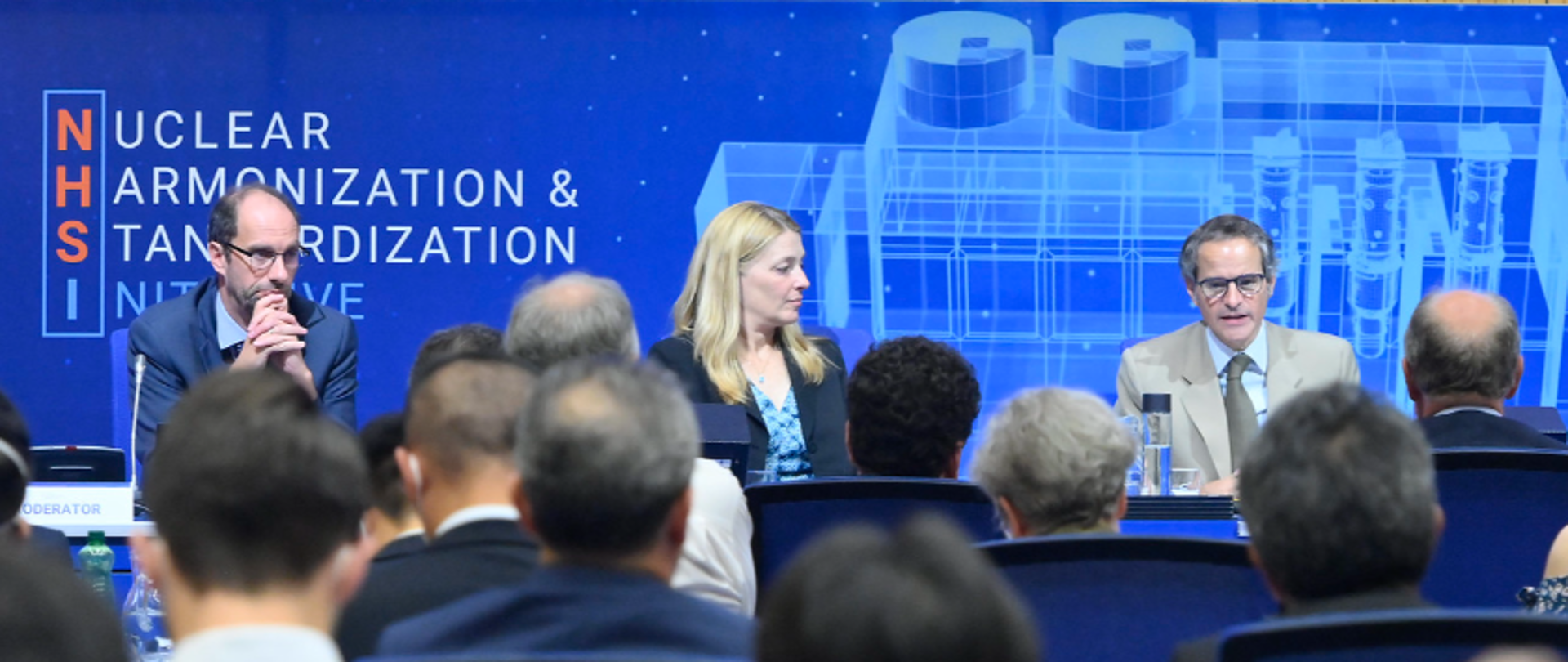 Konferencja inaugurująca NHSI - uczestnicy słuchają Dyrektora Generalnego Międzynarodowej Agencji Energii Atomowej, R. Grossiego