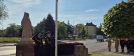 Poczet flagowy podczas podnoszenia Flagi Rzeczpospolitej Polskiej na maszt.