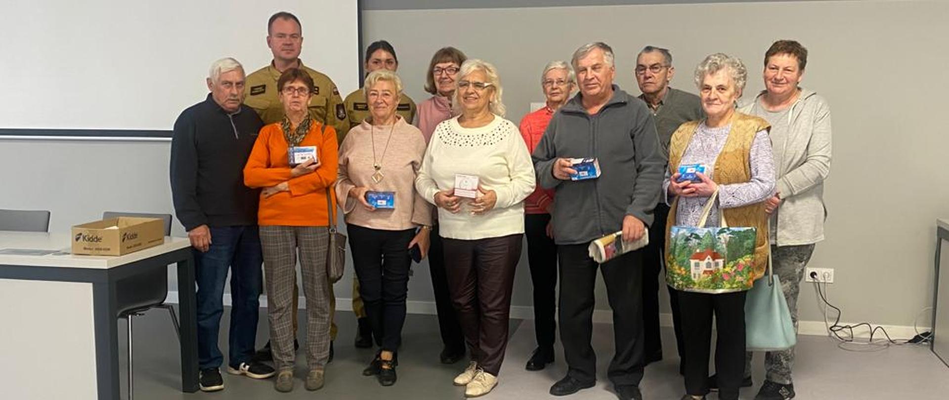 Strażacy z seniorami.