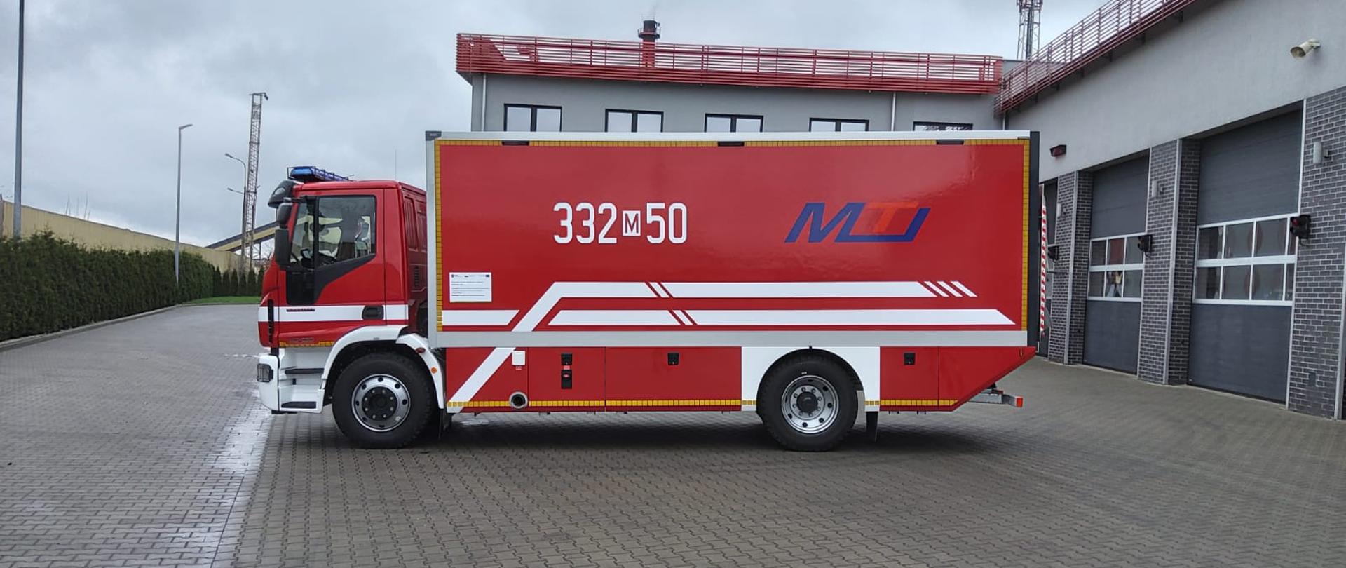 Samochód straży pożarnej widok lewy bok