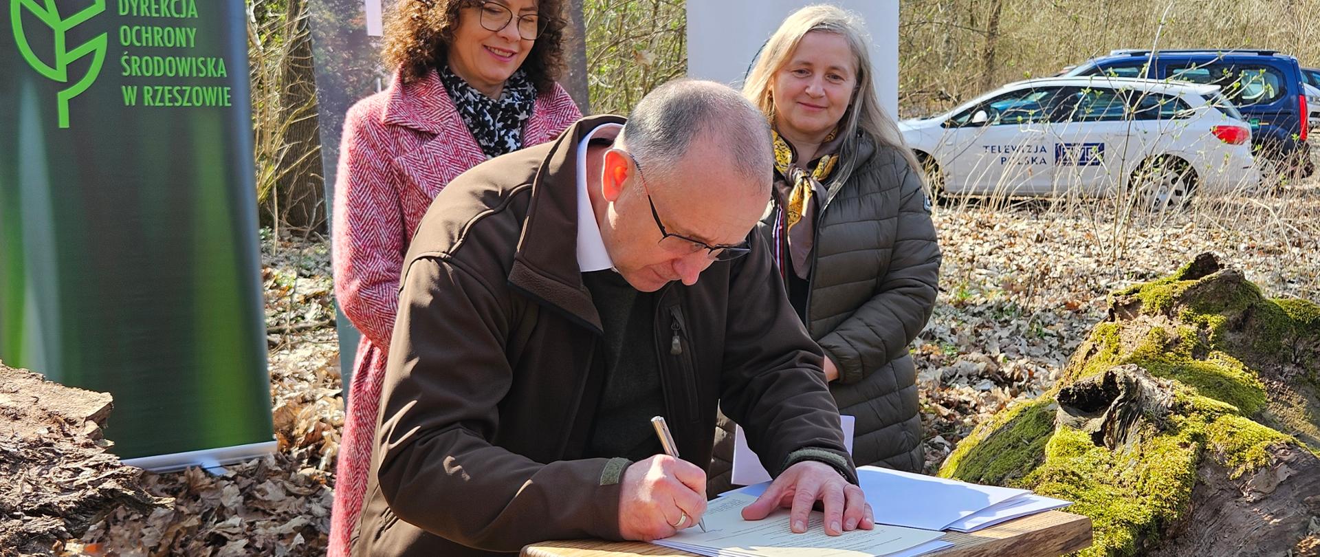 Uroczyste podpisanie zarządzenia.