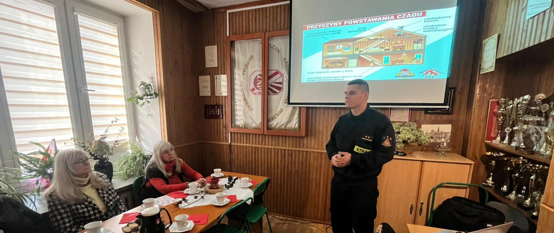 Prelekcja dotycząca bezpieczeństwa pożarowego dla emerytowanych nauczycieli w Sandomierzu 