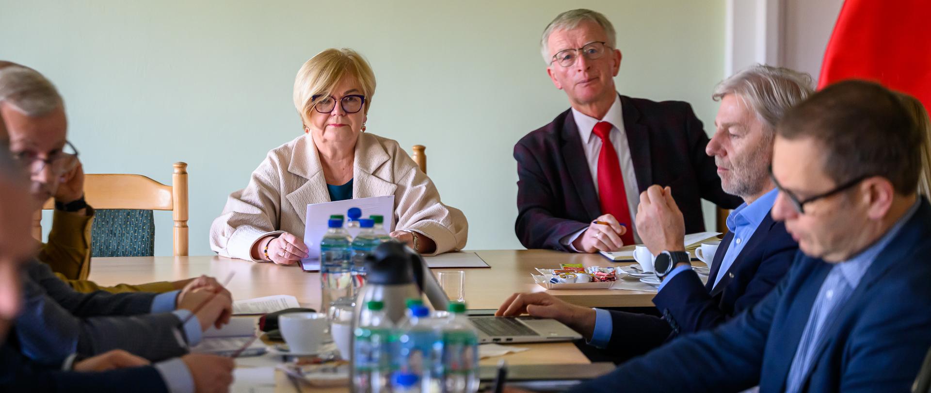 Zdjęcie przedstawia uczestników posiedzenia Wojewódzkiego Zespołu Zarządzania Kryzysowego