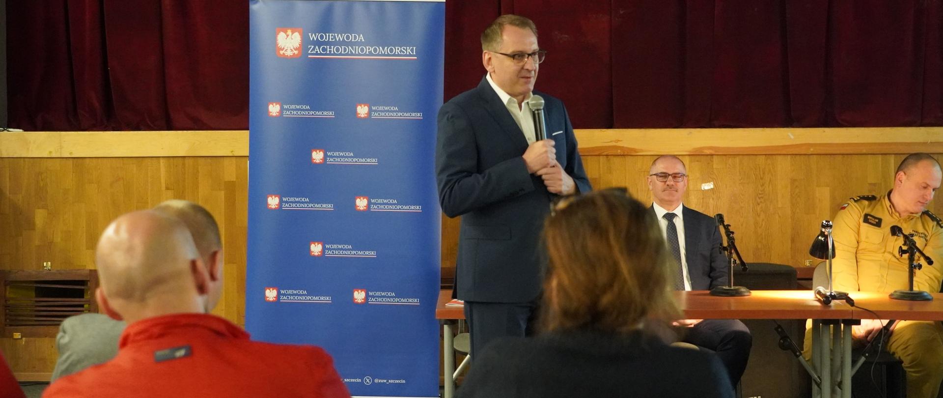 wicewojewoda prowadzący lekcję obywatelską 
