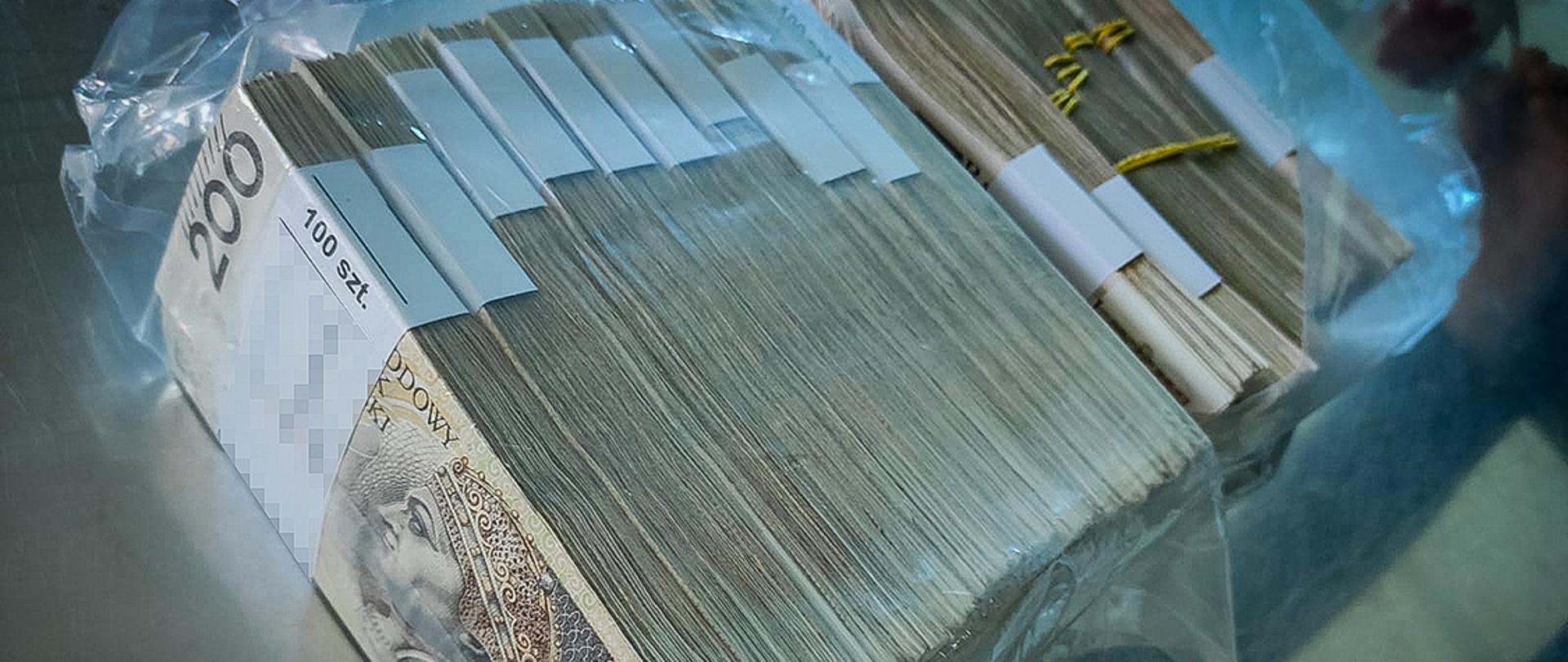 Pliki banknotów o różnych nominałach pakowane po 100 sztuk