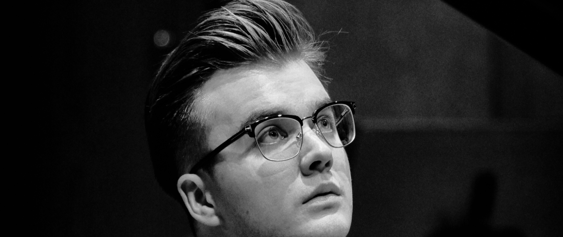 Plakat z portretem pianisty Piotra Alexewicza w centrum, na górze i na dole informacje dot. koncertu