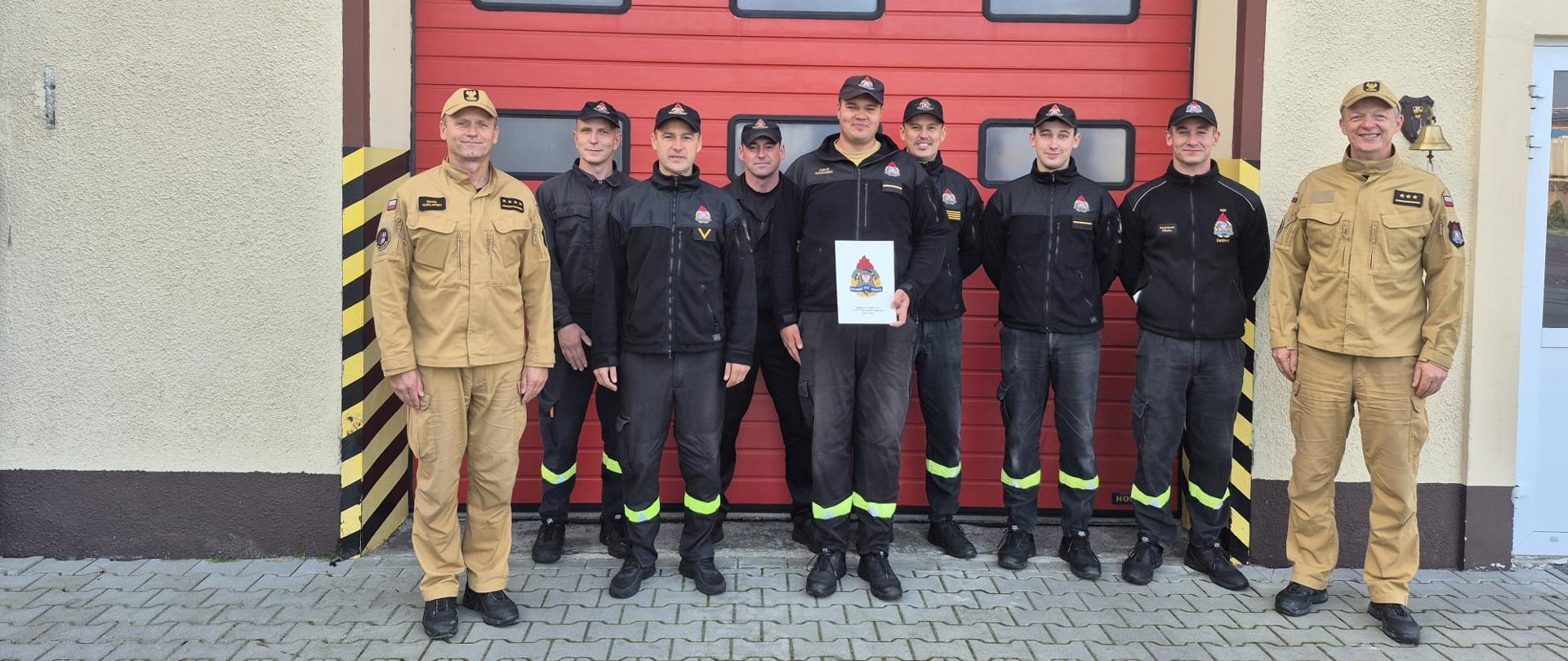 Wspólne zdjęcie strażaków z awansowanym.
