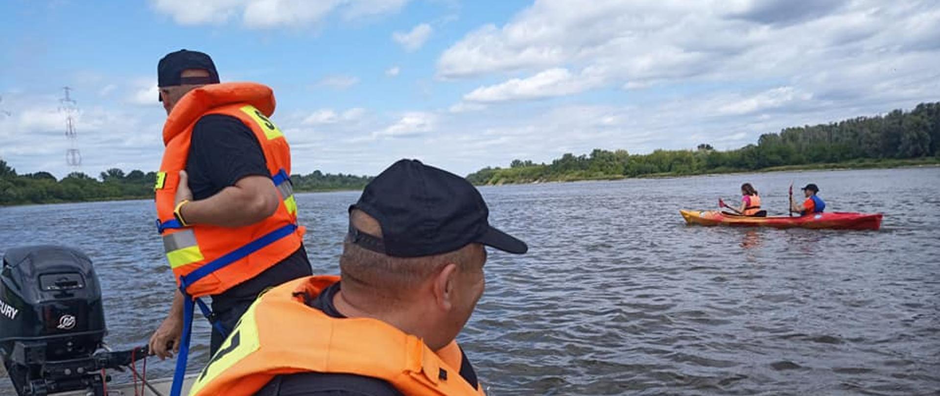 Strażacy w łódce podczas patrolu wodnego