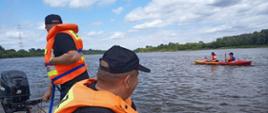 Strażacy w łódce podczas patrolu wodnego