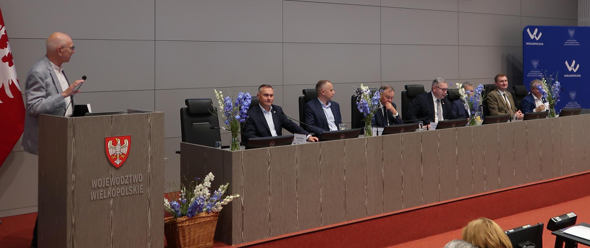Dyrektor RZGW w Poznaniu, Michał Wierzbicki, podczas debaty "Zrównoważona gospodarka wodna i zarządzanie jej zasobami" w ramach VIII edycja konferencji z cyklu „Wielkopolskie rozmowy o klimacie”, 17.06.2026 r. (fot. UMWW)