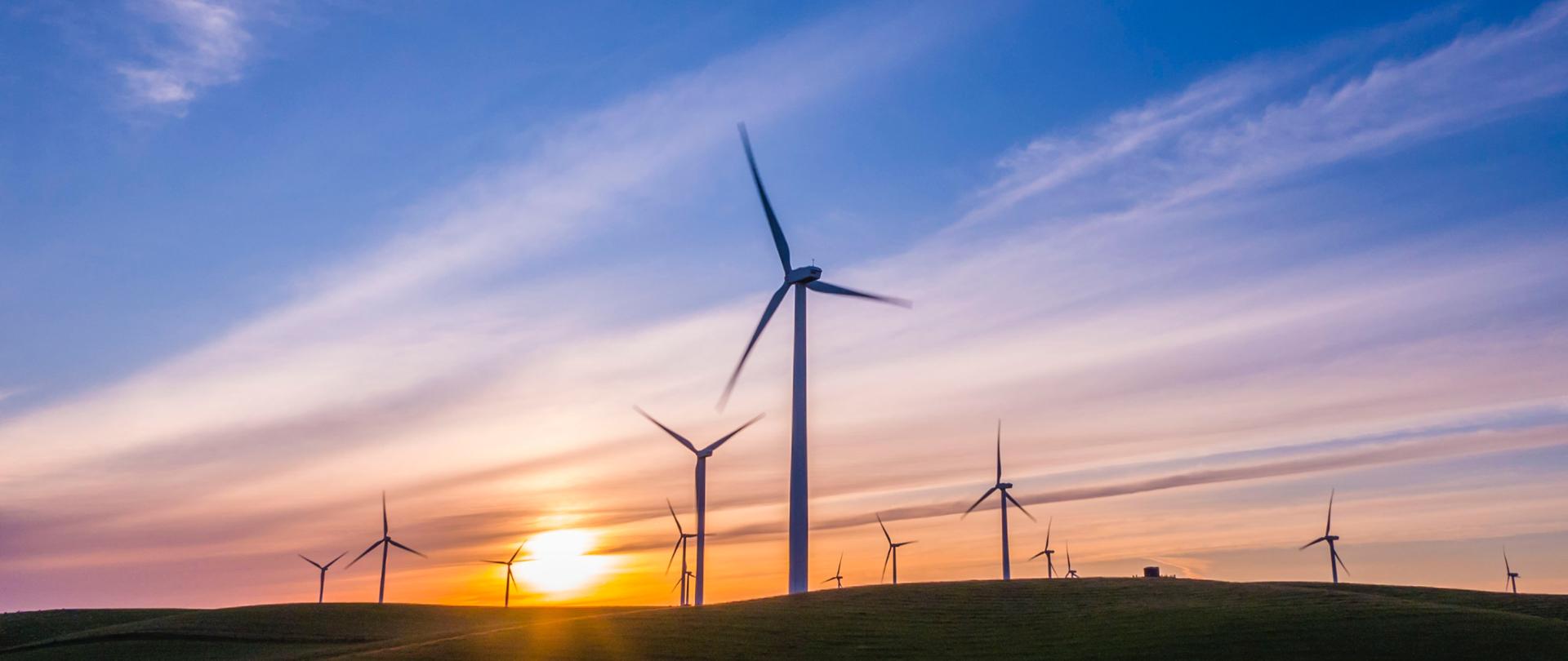 Zdjęcie przedstawia elektrownie wiatrowe