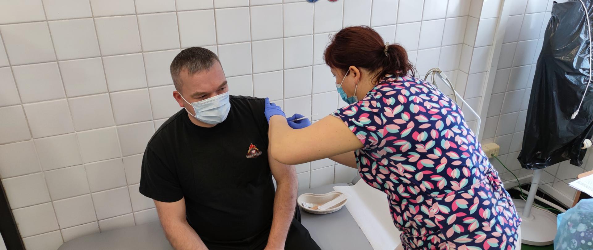 Funkcjonariusz PSP w trakcie szepienia