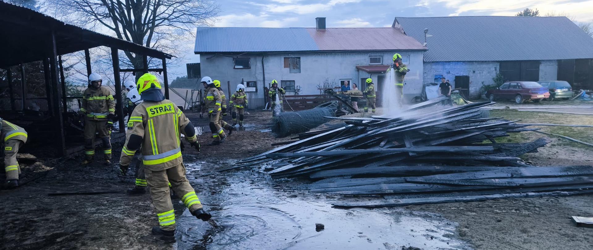 Strażacy w trakcie dogaszania