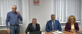 Wojewódzki Inspektor z zastępcami podczas prezentacji dotyczącej bezpieczeństwa
