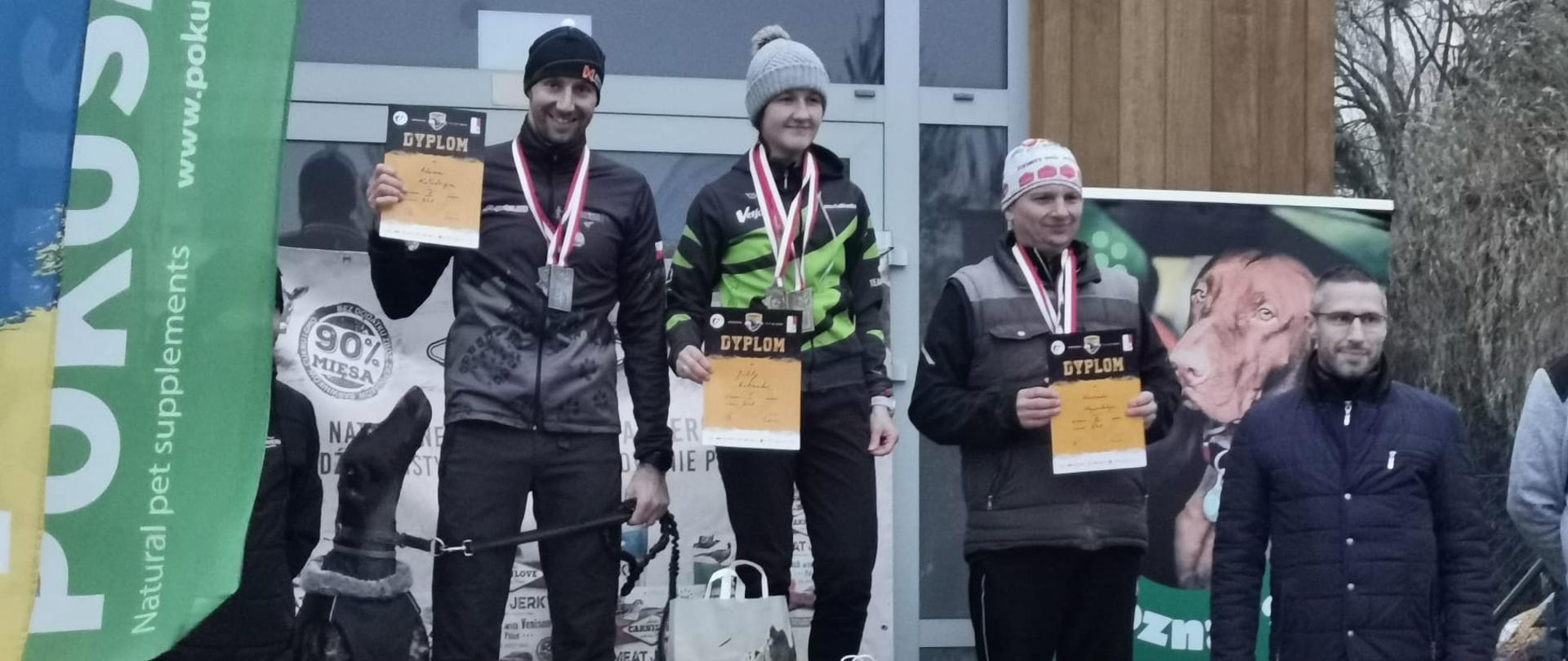 Podium z zawodnikami