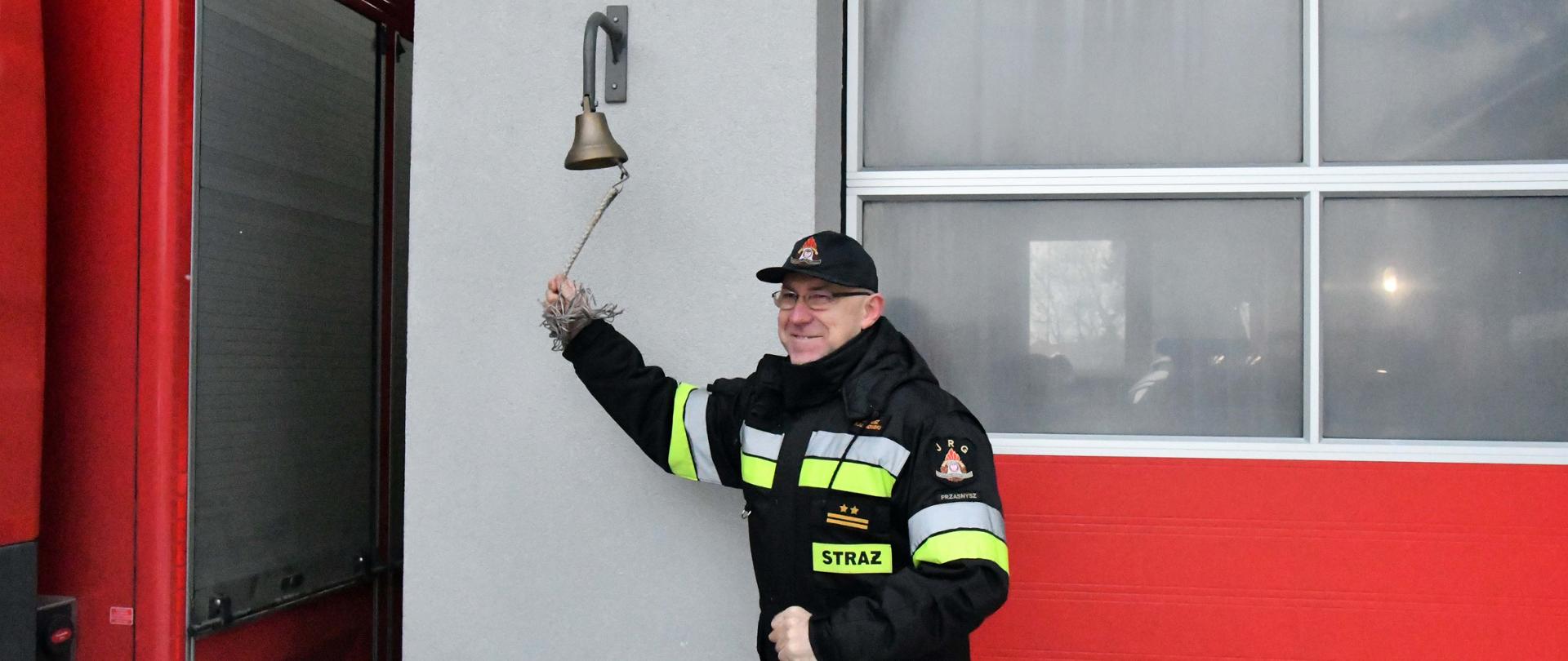 Uroczyste pożegnanie ze służbą Dowódcy Jednostki Ratowniczo Gaśniczej.- opis alternatywny