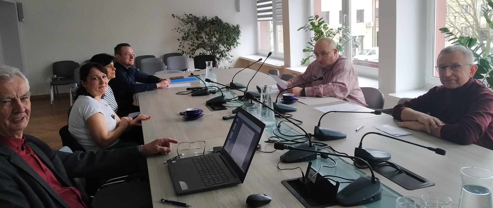 Od lewej Pan A. Musiała (członek komisji), Pani M. Krasoń (z-ca przewodniczącego komisji), Pani A. Lasota (WIORiN), Pan P. Pakuła (PZDR - ŁODR), Pan D. Sowiński (przewodniczący komisji), Pan A. Dratwa (członek komisji)