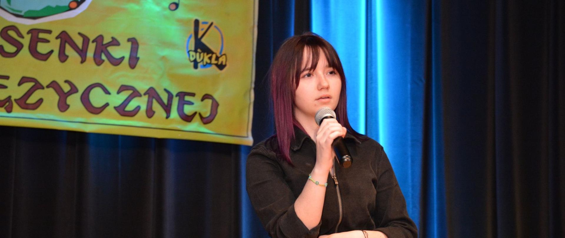 Uczeń krośnieńskiego plastyka na konkursie piosenki