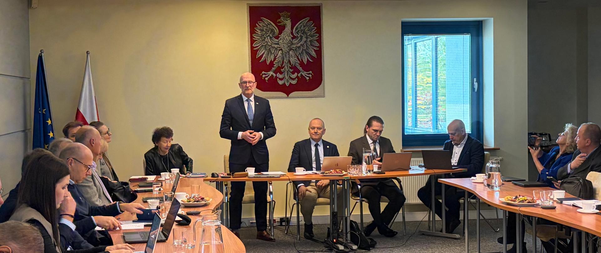 Zdjęcie przedstawia członków Państwowej Rady Geodezyjnej i Kartograficznej 