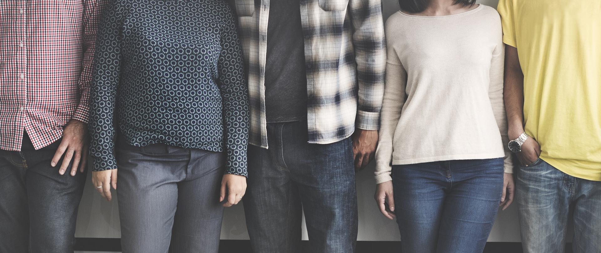 Stoi pięć osób. Kobiety i mężczyźni.