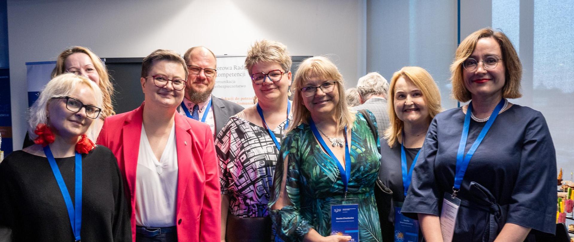 Zdjęcie grupowe podczas gali światowego dnia społeczeństwa informacyjnego, 3 od lewej wiceminister Katarzyna Lubnauer