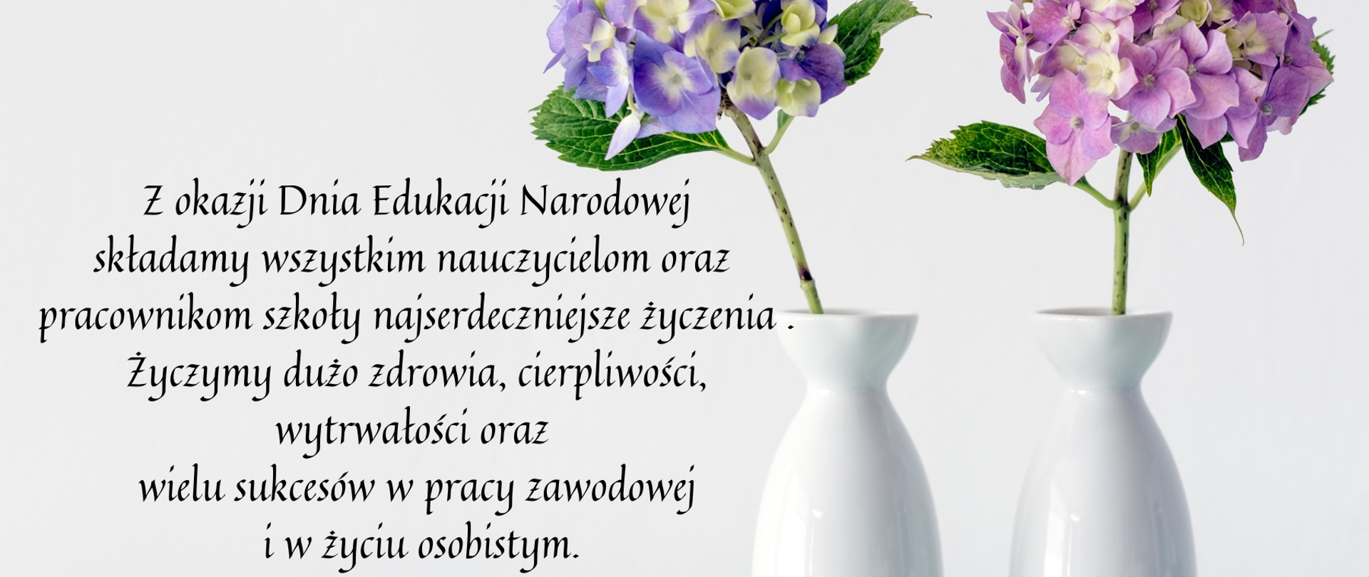 Grafika przedstawiająca po prawo dwa wazony z kwiatami oraz życzenia z okazji Dnia Edukacji Narodowej dla pracowników szkoły.