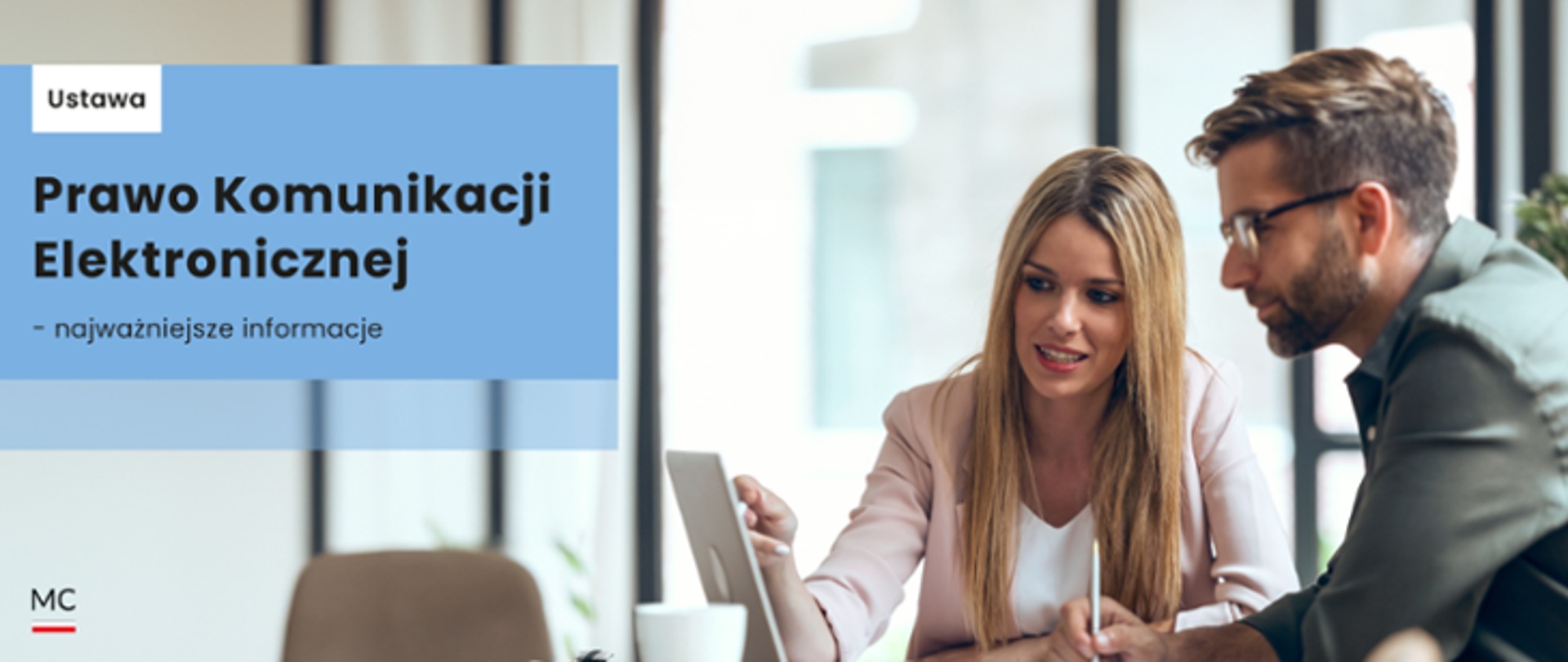 Napis po lewej stronie: Nowe Prawo Komunikacji Elektronicznej. Po prawej zdjęcie ludzi przy komputerze