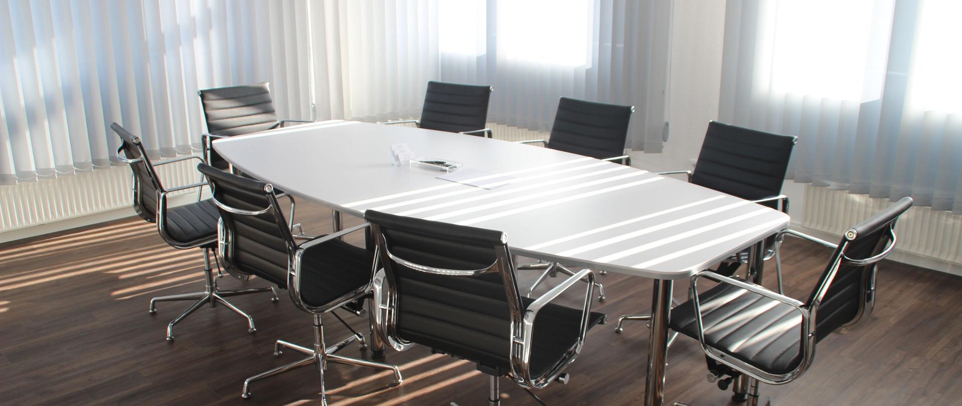 Zdjęcie autorstwa Pixabay z Pexels: https://www.pexels.com/pl-pl/zdjecie/bialy-drewniany-stol-z-zestawem-krzesel-416320/