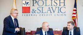 Minister rozwoju i technologii Piotr Nowak podczas spotkania z biznesmenami Polonii amerykańskiej w siedzibie Polsko-Słowiańskiej Federalnej Unii Kredytowej, po lewej stronie siedzi wicepremier i minister aktywów państwowych Jacek Sasin