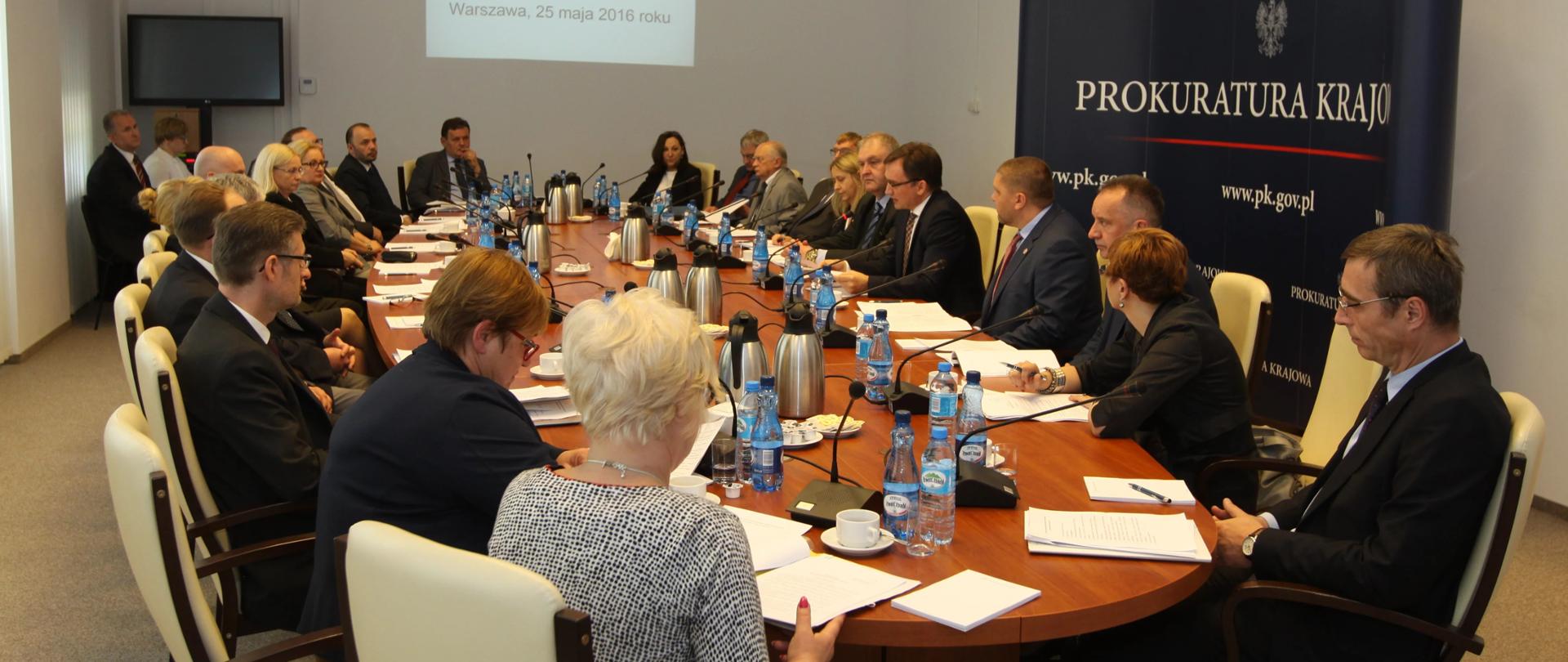 zdjęcie przedstawiające kierownictwo Prokuratury Krajowej okrągłym stole podczas pierwszego posiedzenia Krajowej Rady Prokuratorów przy Prokuratorze Generalnym