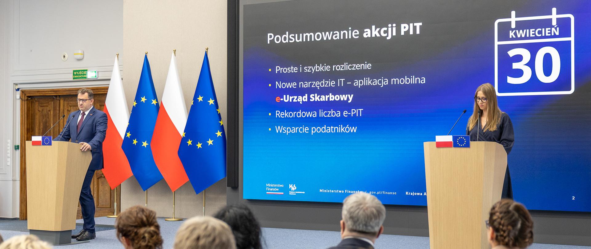 Widok na ministrów przedstawiających prezentację podsumowującą akcję PIT (źródło: MF)