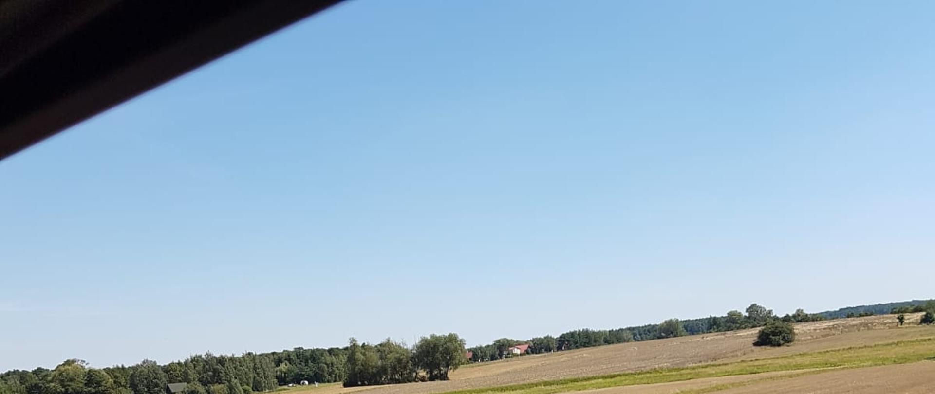 widok pola, ściernisko po pożarze.