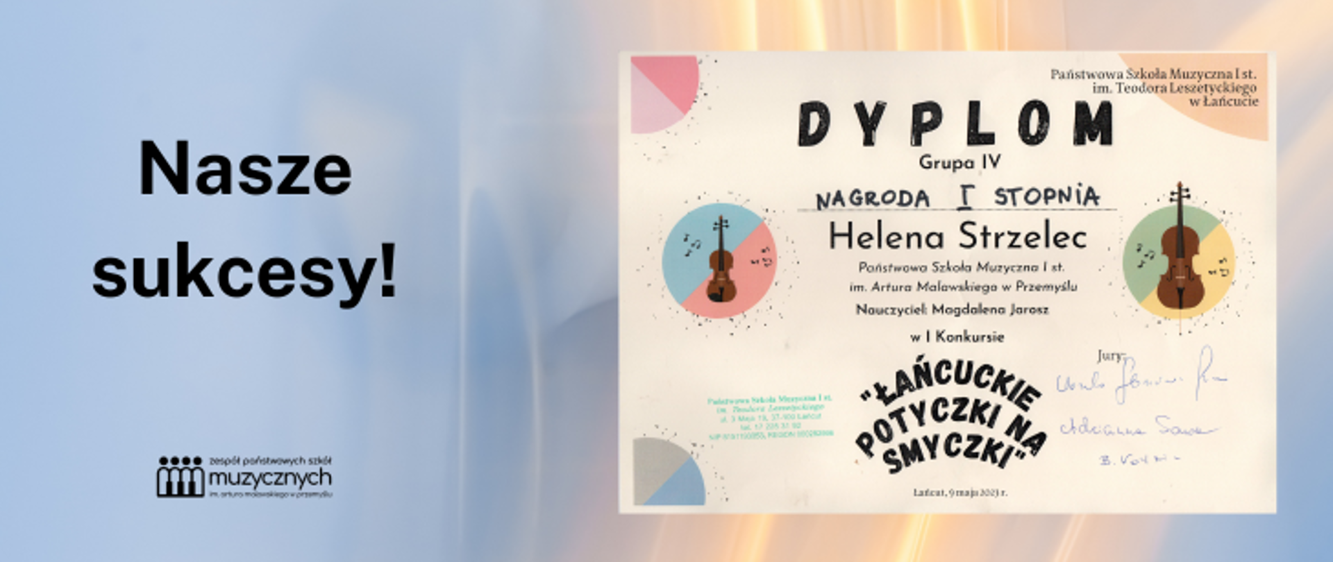Na blado niebieskim tle znajdują się świetliste refleksy. Z prawej strony umieszczony został dyplom - nagroda I stopnia dla Heleny Strzelec. Po lewej znajduje się napis "Nasze sukcesy" oraz logo szkoły.