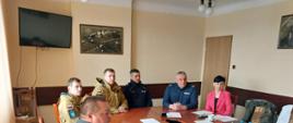 Przedstawiciele służb oraz instytucji w sali narad, podczas powiatowego ćwiczenia obronnego