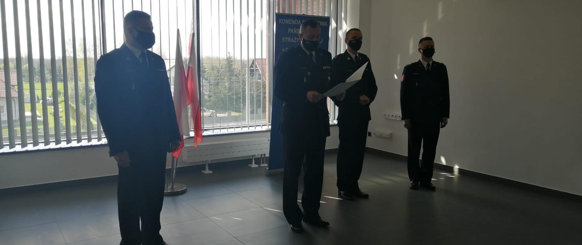 Na zdjęciu Komendant Wojewódzki PSP i Komendant Powiatowy PSP podczas wręczania aktu powołania w nowym budynku Komendy Powiatowej PSP w Dąbrowie Tarnowskiej