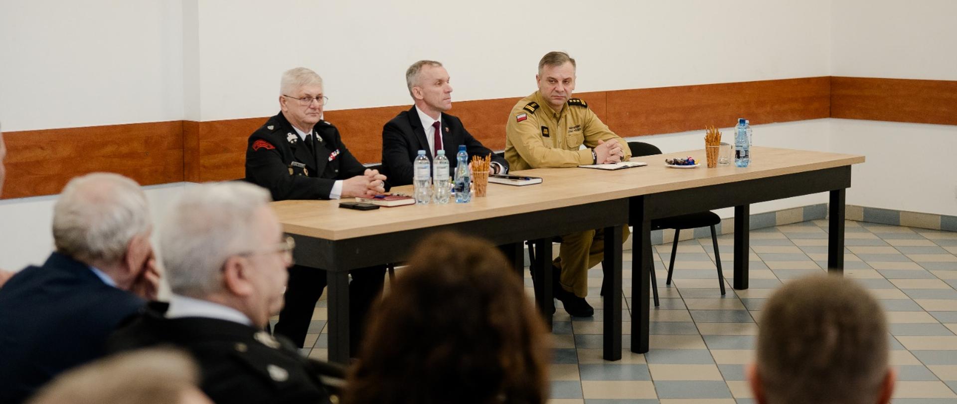 17 lutego 2026 roku o godzinie 10:00 w KP PSP w Sejnach odbyła się narada roczna związana z podsumowaniem działalności ochrony przeciwpożarowej na terenie powiatu sejneńskiego za 2025 rok. - Stół prezydialny a przy nim od prawej: komendant wojewódzki, starosta sejneński i prezes zarządu Oddziału Powiatowego Związku Ochotniczych Straży Pożarnych w Sejnach - Ryszard Grzybowski