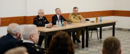 17 lutego 2026 roku o godzinie 10:00 w KP PSP w Sejnach odbyła się narada roczna związana z podsumowaniem działalności ochrony przeciwpożarowej na terenie powiatu sejneńskiego za 2025 rok. - Stół prezydialny a przy nim od prawej: komendant wojewódzki, starosta sejneński i prezes zarządu Oddziału Powiatowego Związku Ochotniczych Straży Pożarnych w Sejnach - Ryszard Grzybowski