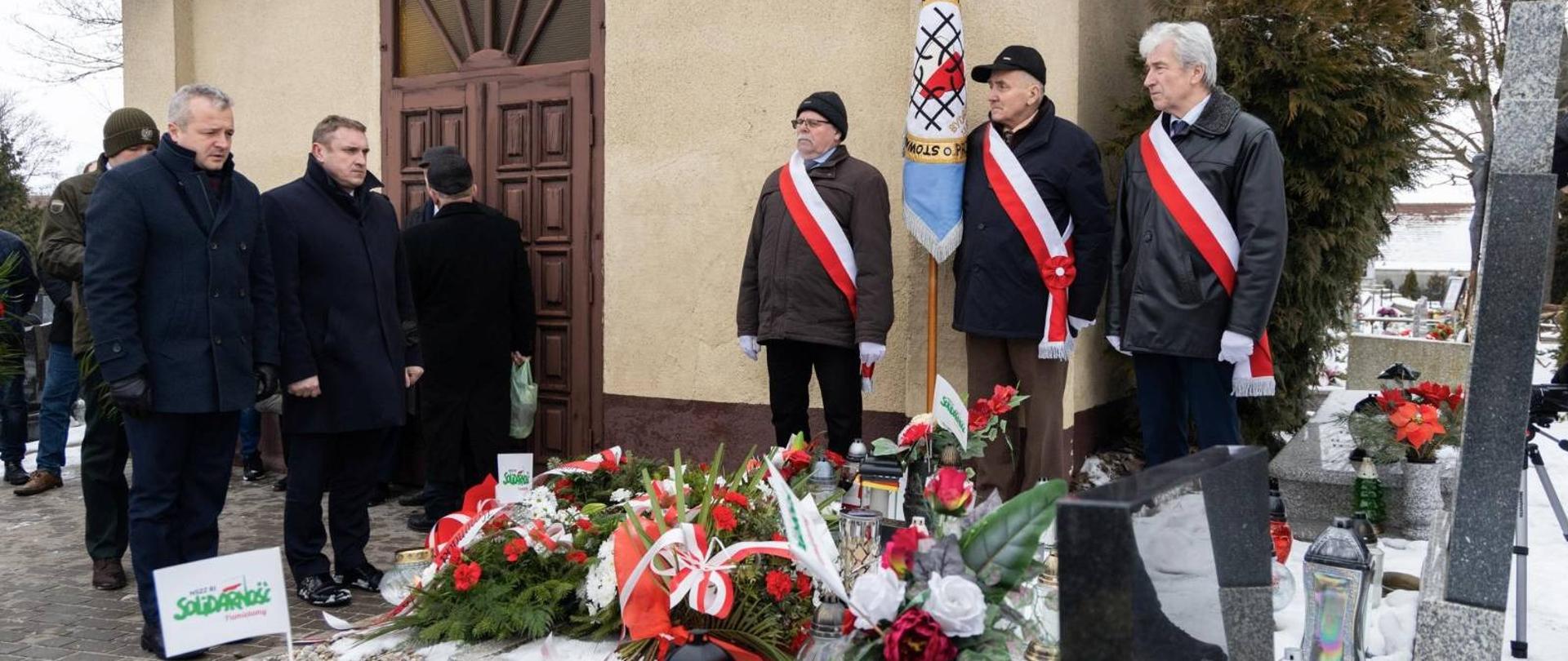 Złożenie kwiatów i zapalenie zniczy na grobie Piotra Bartoszcze 