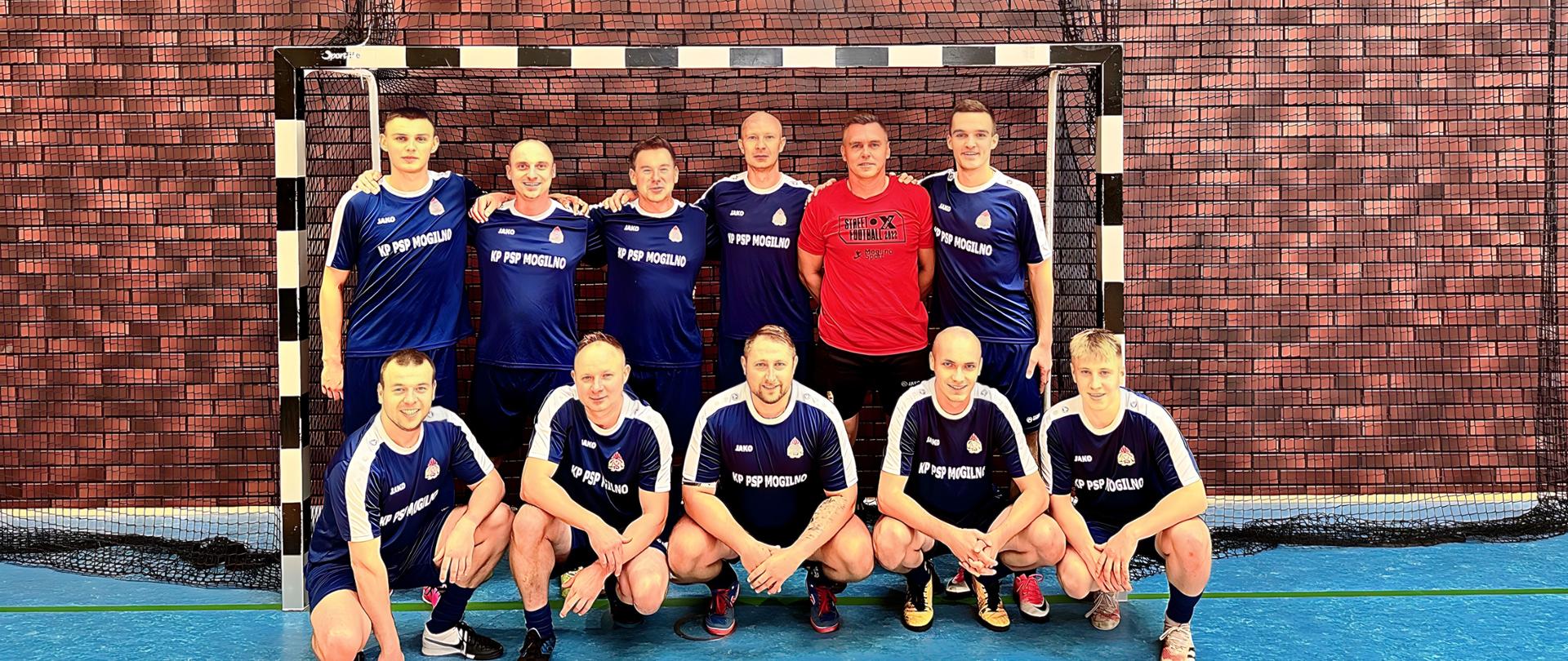 Na zdjęciu znajdują się strażacy KP PSP Mogilno biorący udział w turnieju.