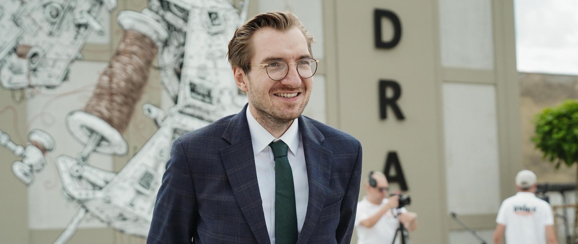 Wiceminister Jan Szyszko stoi na placu w Nowej Soli