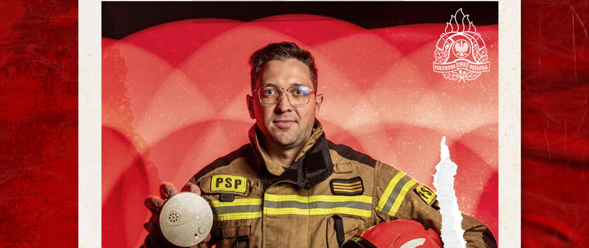 Strażak w jednej ręce trzyma czujkę a w drugiej hełm