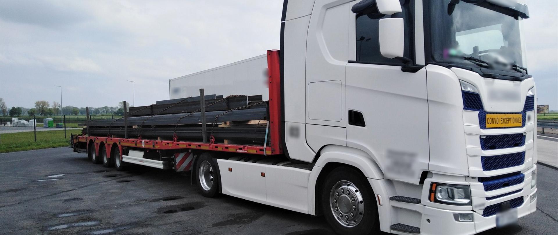 Polski przewoźnik wiózł długie, stalowe elementy konstrukcyjne