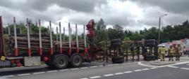 Na zdjęciu ciężarówkę z wywróconą z rozsypanym drewnem 
