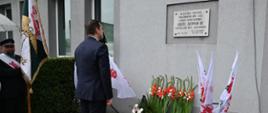 Wojewoda łódzki Tobiasz Bocheński składa kwiaty pod tablicą upamiętniającą strajk 