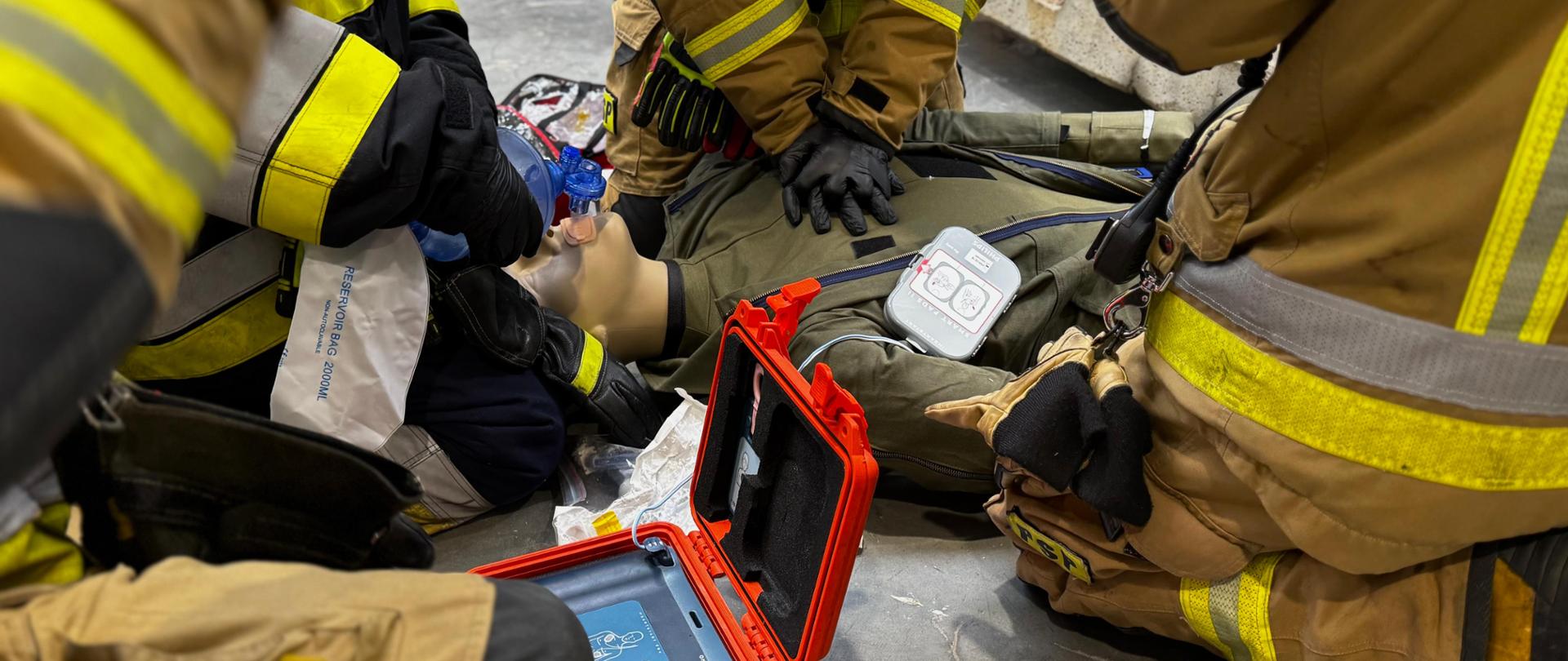 Na zdjęciu ratownicy wykonują resuscytację krążeniowo-oddechową na manekinie.