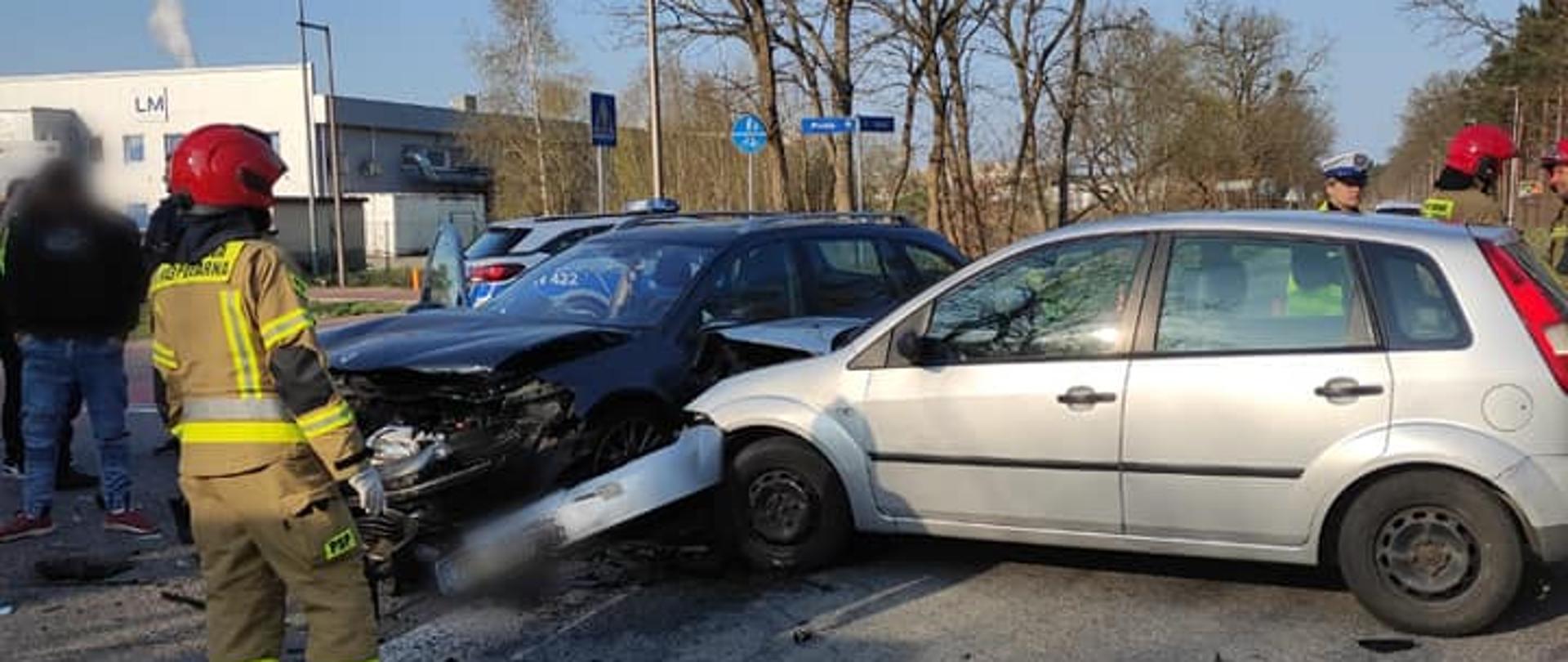 uszkodzone pojazdy w skutek zderzenia