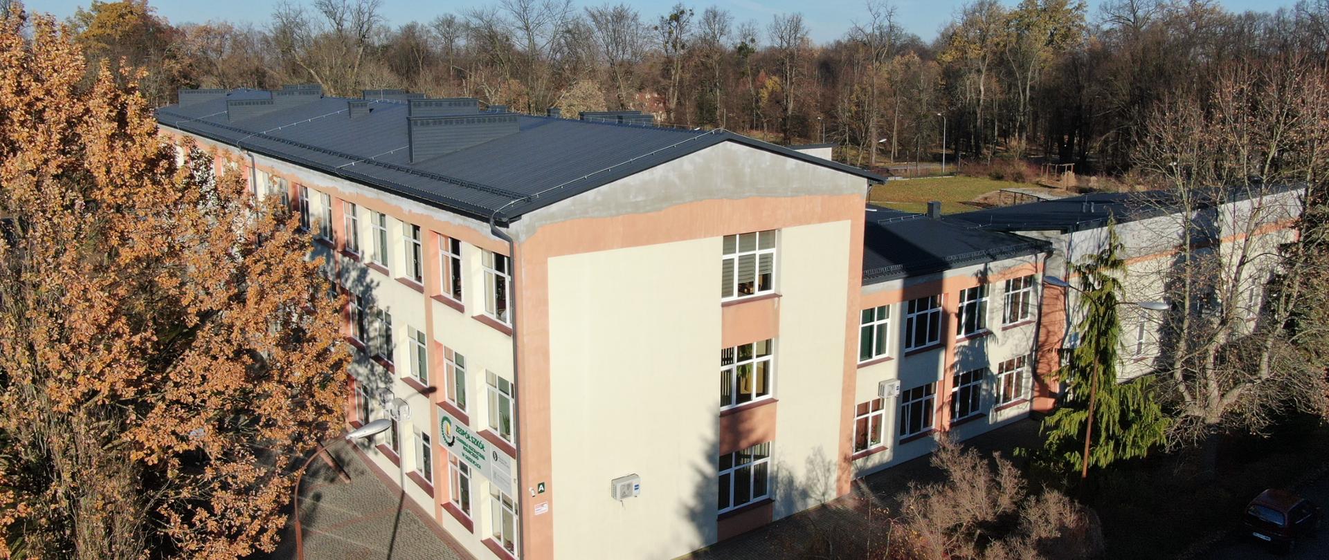 Budynek główny ZSCKR w Oleszycach w otoczeniu drzew