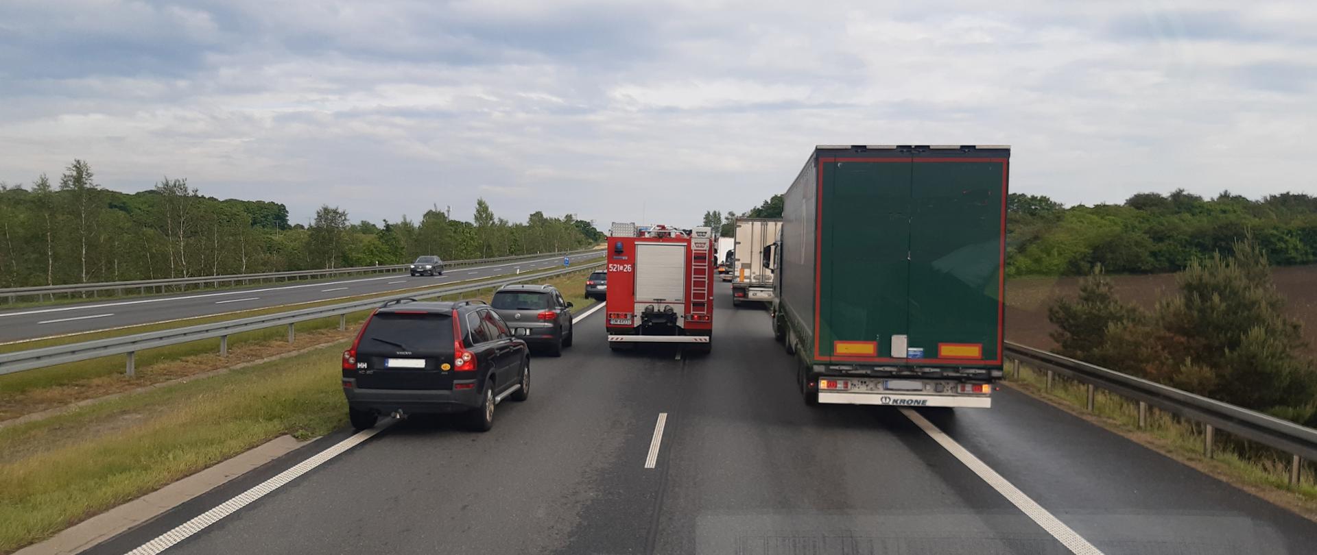 Dojazd pojazdów PSP do wypadku na A4